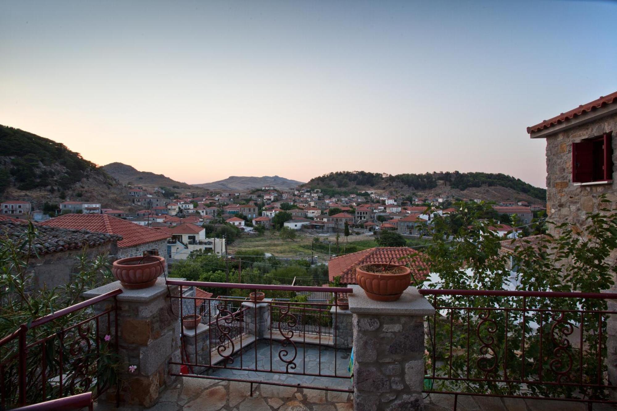 Stone Houses Kontias Стая снимка